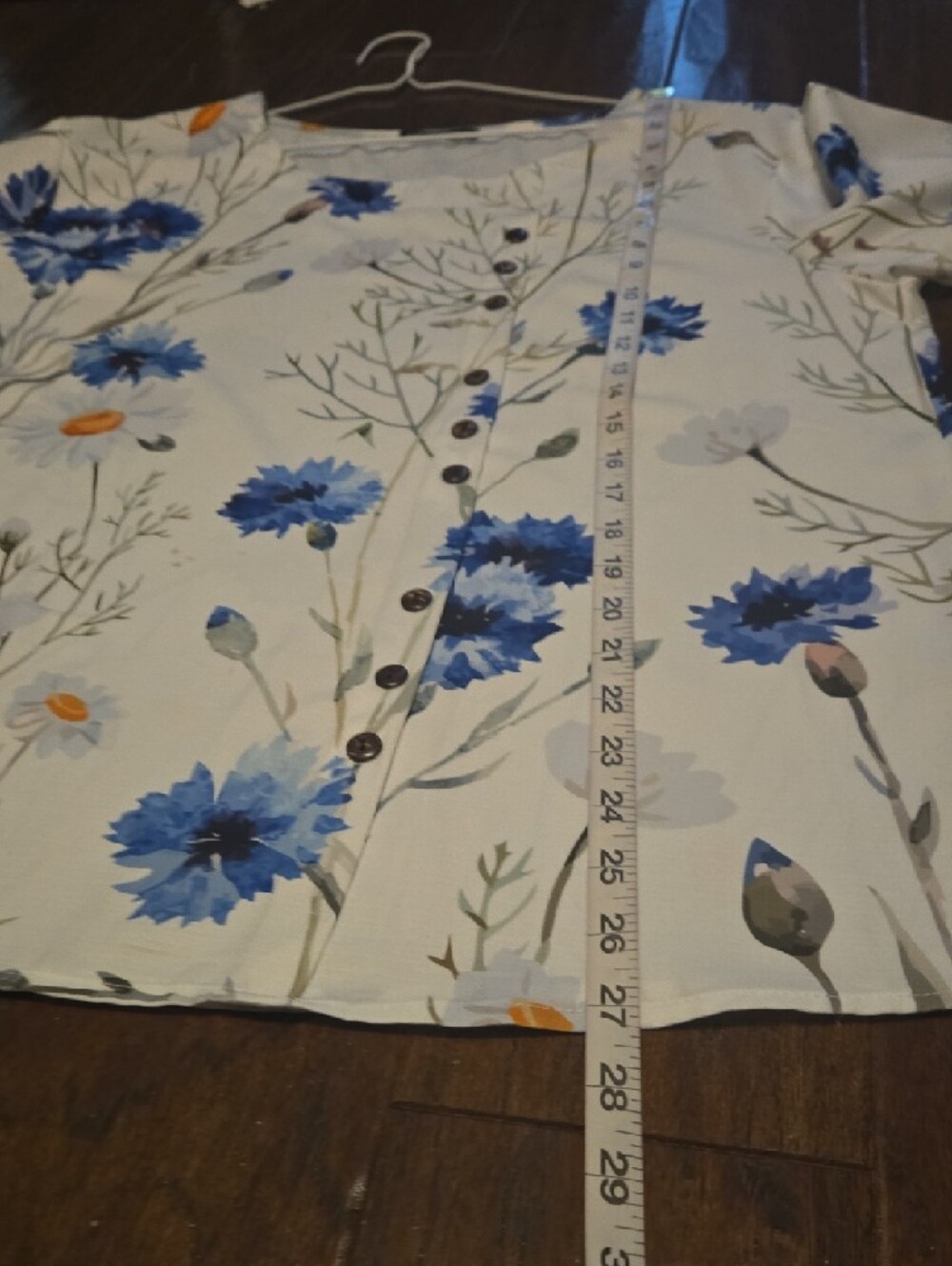 Just Fashion Now White Short-Sleeve Blue Floral Blouse W/ Button Accents L - Picture 5 of 9